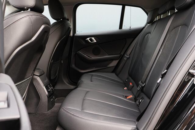 BMW 1-SERIE 118i Sportline Automaat | Leer | Stoelverwarming | 18 Inch | Camera | Live Cockpit Plus | Apple Carplay / Android Auto