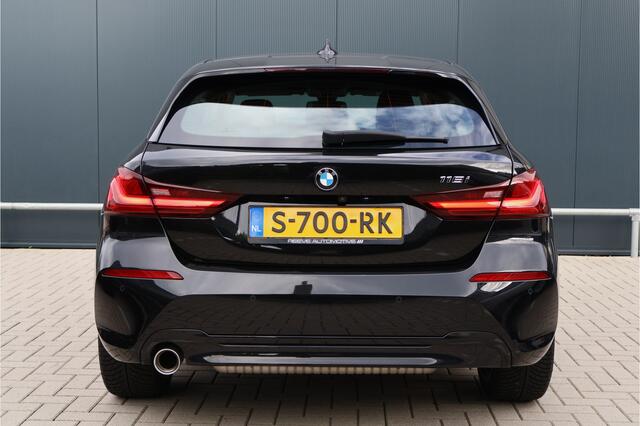 BMW 1-SERIE 118i Sportline Automaat | Leer | Stoelverwarming | 18 Inch | Camera | Live Cockpit Plus | Apple Carplay / Android Auto