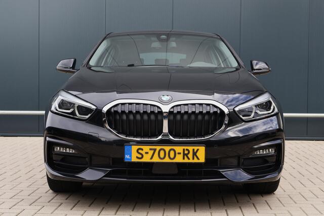 BMW 1-SERIE 118i Sportline Automaat | Leer | Stoelverwarming | 18 Inch | Camera | Live Cockpit Plus | Apple Carplay / Android Auto