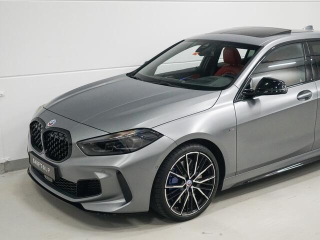 BMW 1-SERIE M135i xDrive Panoramadak | Harman Kardon | Head Up | ACC | Stuurverwarming