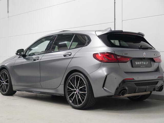BMW 1-SERIE M135i xDrive Panoramadak | Harman Kardon | Head Up | ACC | Stuurverwarming