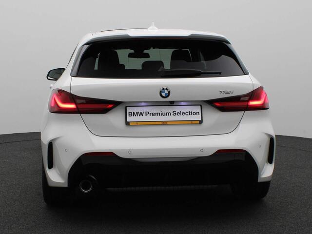 BMW 1-SERIE 5-deurs 118i High Executive | Model M Sport | Audio Media Pack | Parking Pack | Panoramadak | DAB | HiFi | 18''