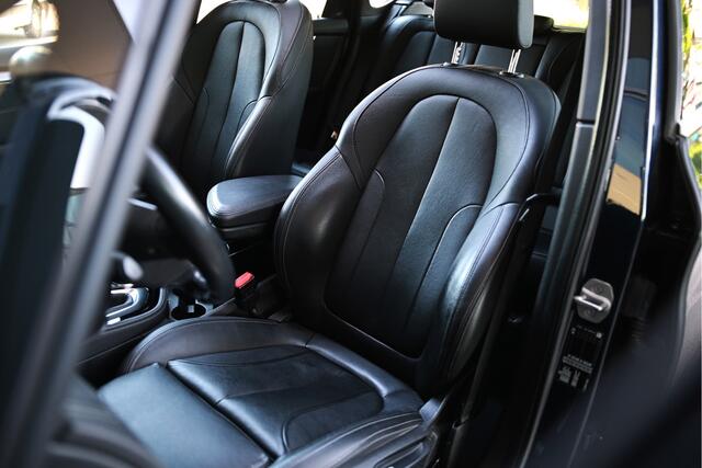BMW 2-SERIE Active Tourer 218i High Executive Sport Line Automaat / Panoramadak / Achteruitrijcamera / Sportstoelen / Head-Up / LED / Stoelverwarming