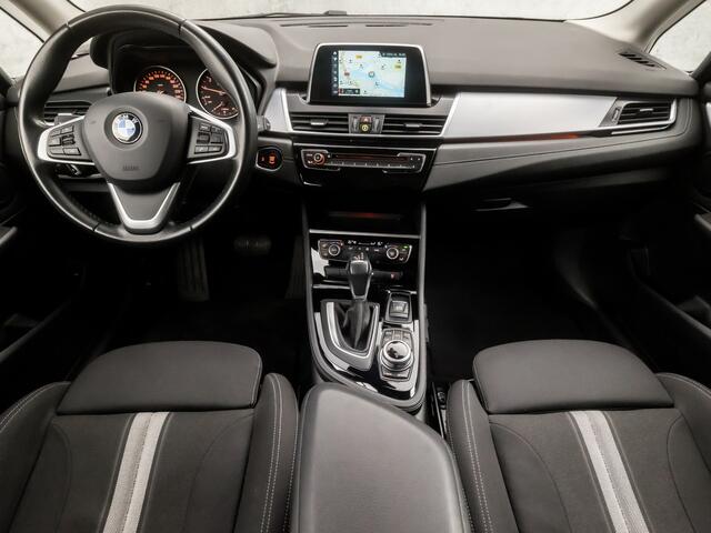 BMW 2-SERIE Active Tourer 218i Sportline Automaat (NAVIGATIE, CLIMATE, PARKEERSENSOREN, LED KOPLAMPEN, SPORTSTOELEN, CRUISE, TREKHAAK, ELEK ACHTERKLEP, NIEUWSTAAT)