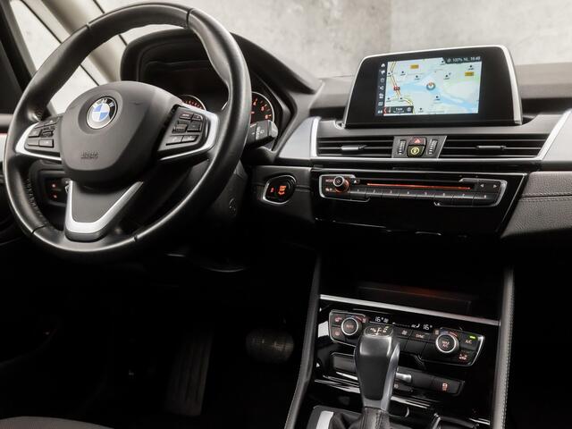 BMW 2-SERIE Active Tourer 218i Sportline Automaat (NAVIGATIE, CLIMATE, PARKEERSENSOREN, LED KOPLAMPEN, SPORTSTOELEN, CRUISE, TREKHAAK, ELEK ACHTERKLEP, NIEUWSTAAT)