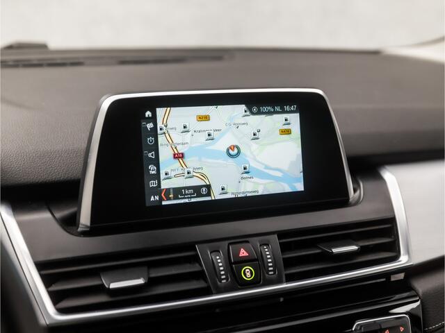 BMW 2-SERIE Active Tourer 218i Sportline Automaat (NAVIGATIE, CLIMATE, PARKEERSENSOREN, LED KOPLAMPEN, SPORTSTOELEN, CRUISE, TREKHAAK, ELEK ACHTERKLEP, NIEUWSTAAT)
