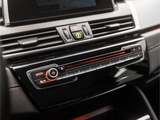 BMW 2-SERIE Active Tourer 218i Sportline Automaat (NAVIGATIE, CLIMATE, PARKEERSENSOREN, LED KOPLAMPEN, SPORTSTOELEN, CRUISE, TREKHAAK, ELEK ACHTERKLEP, NIEUWSTAAT)