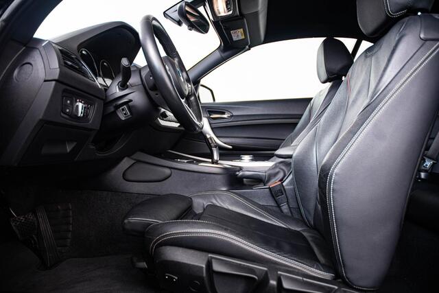 BMW 2-SERIE Cabrio 220i High Executive Edition M Sport - Cruise Control - Park Assistant - Stuurwielrand verwarmd - HiFi - verwarmde voorstoelen - PDC voor/achter - Achteruitrijcamera - Windscherm - Middenarmsteun voor -