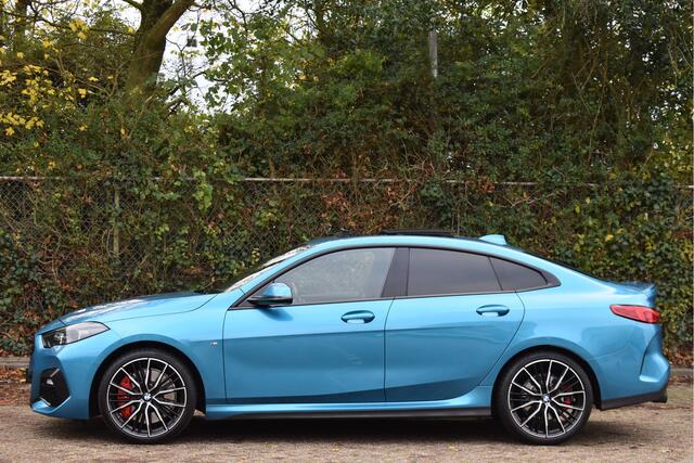 BMW 2-SERIE Gran Coupé 220i Business Edition Plus M-Sport | NL-Auto | Unieke kleur | Open dak | Keyless | HUD | Camera | Leder | Full LED | Vol