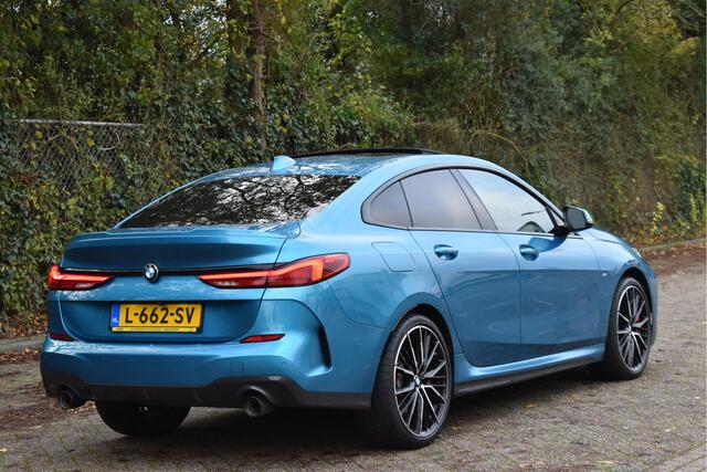 BMW 2-SERIE Gran Coupé 220i Business Edition Plus M-Sport | NL-Auto | Unieke kleur | Open dak | Keyless | HUD | Camera | Leder | Full LED | Vol