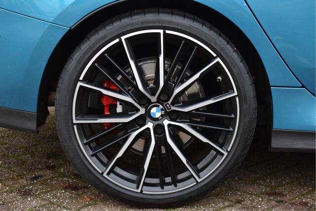 BMW 2-SERIE Gran Coupé 220i Business Edition Plus M-Sport | NL-Auto | Unieke kleur | Open dak | Keyless | HUD | Camera | Leder | Full LED | Vol