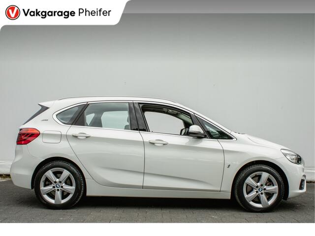 BMW 2-SERIE Active Tourer 225xe iPerformance Centennial Executive Panoramadak/ Sportstoelen/ Head up/ Professional navigatie/ Pdc/ Full led