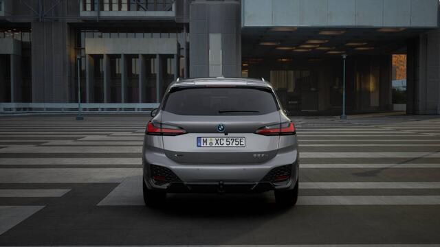 BMW 2-SERIE Active Tourer 225e xDrive High Executive M Sport Automaat / Panoramadak / Trekhaak / Sportstoelen / M Adaptief onderstel / Head-Up / Adaptieve LED / Parking Assistant Plus