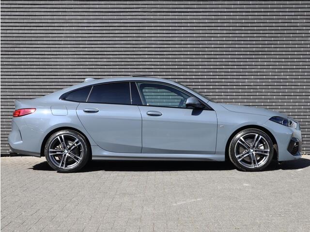 BMW 2-SERIE Gran Coupé 220i High Executive | Panodak | Stuurwiel verwarmd | ambient |