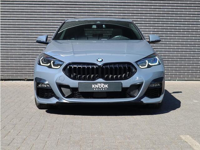 BMW 2-SERIE Gran Coupé 220i High Executive | Panodak | Stuurwiel verwarmd | ambient |