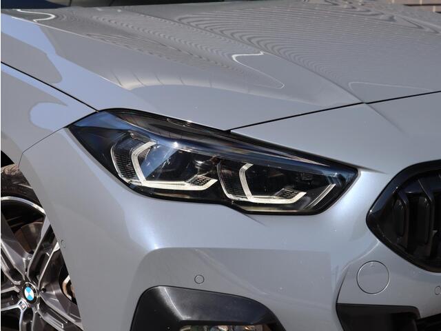 BMW 2-SERIE Gran Coupé 220i High Executive | Panodak | Stuurwiel verwarmd | ambient |