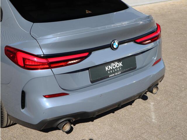 BMW 2-SERIE Gran Coupé 220i High Executive | Panodak | Stuurwiel verwarmd | ambient |