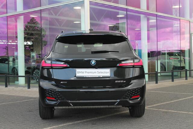 BMW 2-SERIE Active Tourer 225e xDrive High Executive M Sport Automaat / Panoramadak / Trekhaak / Sportstoelen / Adaptieve LED / M Adaptief onderstel / Head-Up / Parking Assistant Plus