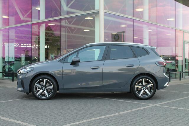 BMW 2-SERIE Active Tourer 223i Automaat / Panoramadak / Trekhaak / Achteruitrijcamera / Sportstoelen / Comfort Access / Stoelverwarming / Adaptieve LED / PDC