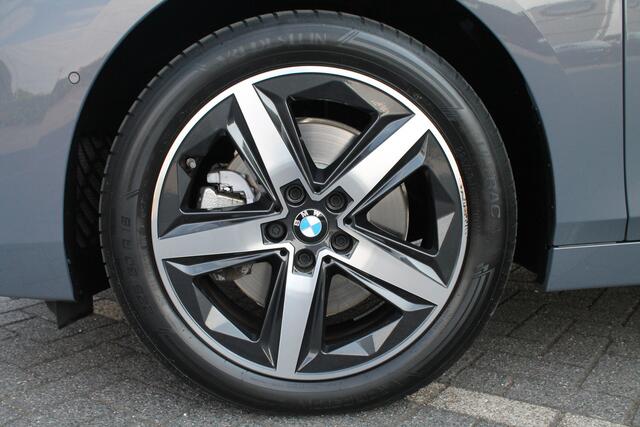 BMW 2-SERIE Active Tourer 223i Automaat / Panoramadak / Trekhaak / Achteruitrijcamera / Sportstoelen / Comfort Access / Stoelverwarming / Adaptieve LED / PDC