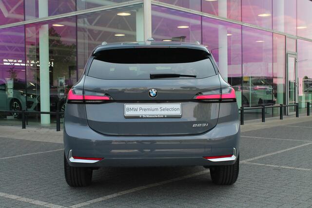 BMW 2-SERIE Active Tourer 223i Automaat / Panoramadak / Trekhaak / Achteruitrijcamera / Sportstoelen / Comfort Access / Stoelverwarming / Adaptieve LED / PDC