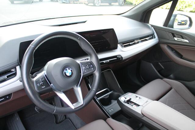BMW 2-SERIE Active Tourer 223i Automaat / Panoramadak / Trekhaak / Achteruitrijcamera / Sportstoelen / Comfort Access / Stoelverwarming / Adaptieve LED / PDC