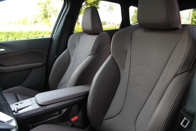 BMW 2-SERIE Active Tourer 223i Automaat / Panoramadak / Trekhaak / Achteruitrijcamera / Sportstoelen / Comfort Access / Stoelverwarming / Adaptieve LED / PDC