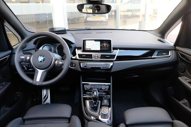 BMW 2-SERIE 220i 192pk Aut. Active Tourer M Sport | Navi | Full LED | Panoramadak | Head-up Display | Camera | Climate