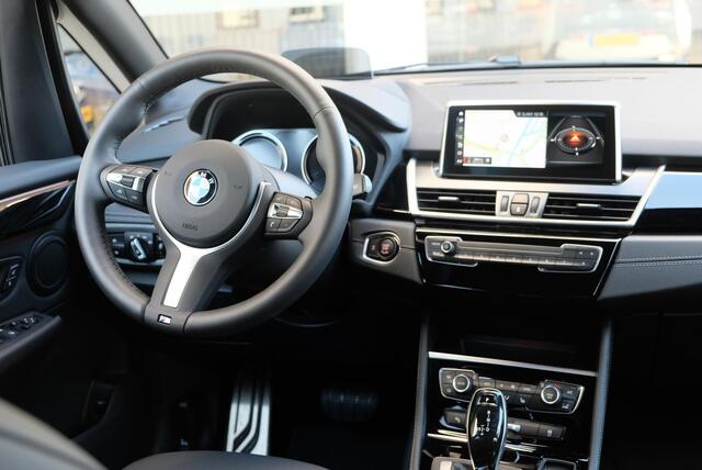 BMW 2-SERIE 220i 192pk Aut. Active Tourer M Sport | Navi | Full LED | Panoramadak | Head-up Display | Camera | Climate