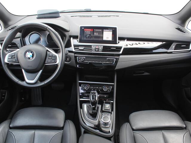 BMW 2-SERIE Active Tourer 220i High Executive Edition AUTOMAAT / Lederen Bekleding / Navigatie / Elektrisch Schuif-/Kanteldak / Elektrisch Bedienbare Achterklep / Head-Up Display /