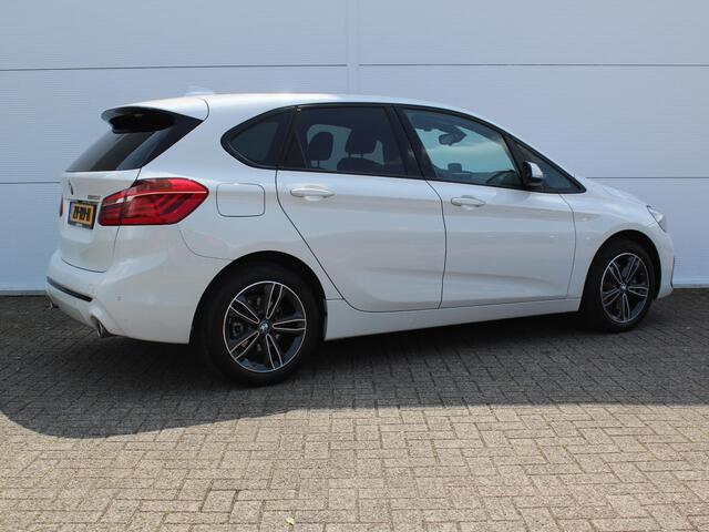 BMW 2-SERIE Active Tourer 220i High Executive Edition AUTOMAAT / Lederen Bekleding / Navigatie / Elektrisch Schuif-/Kanteldak / Elektrisch Bedienbare Achterklep / Head-Up Display /