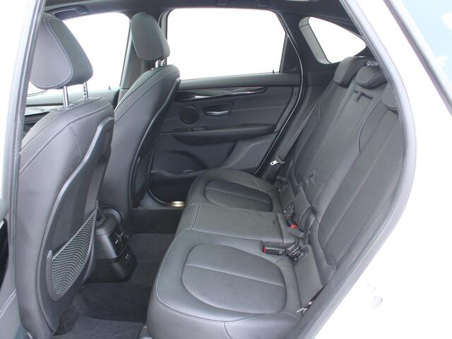 BMW 2-SERIE Active Tourer 220i High Executive Edition AUTOMAAT / Lederen Bekleding / Navigatie / Elektrisch Schuif-/Kanteldak / Elektrisch Bedienbare Achterklep / Head-Up Display /