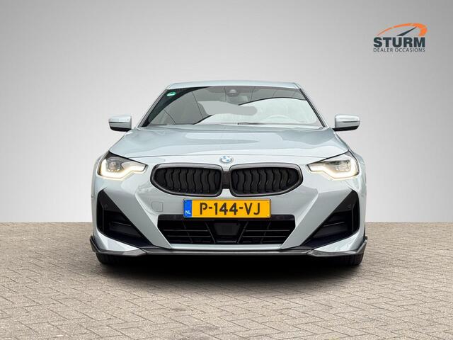 BMW 2-SERIE Coupé 220i High Executive M Sport Pro NL-Auto! | Carbon Pakket | Schuif-/Kanteldak | Stuur- + Stoelverwarming | M Sportstoelen | Apple Carplay/Android Auto | 19'' Velgen | Rijklaarprijs!