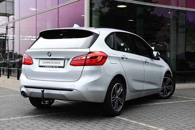 BMW 2-SERIE Active Tourer 218i Executive Automaat / Trekhaak / Head Up / Navigatie / Sportstoelen / LED / Stoelverwarming / Camera / 17" LMV
