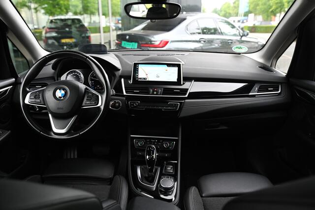BMW 2-SERIE Active Tourer 218i Executive Automaat / Trekhaak / Head Up / Navigatie / Sportstoelen / LED / Stoelverwarming / Camera / 17" LMV