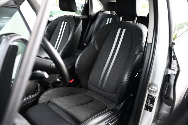 BMW 2-SERIE Active Tourer 218i Executive Automaat / Trekhaak / Head Up / Navigatie / Sportstoelen / LED / Stoelverwarming / Camera / 17" LMV