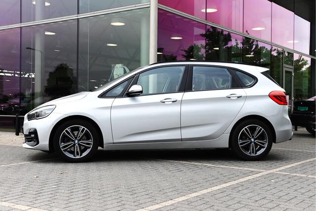 BMW 2-SERIE Active Tourer 218i Executive Automaat / Trekhaak / Head Up / Navigatie / Sportstoelen / LED / Stoelverwarming / Camera / 17" LMV