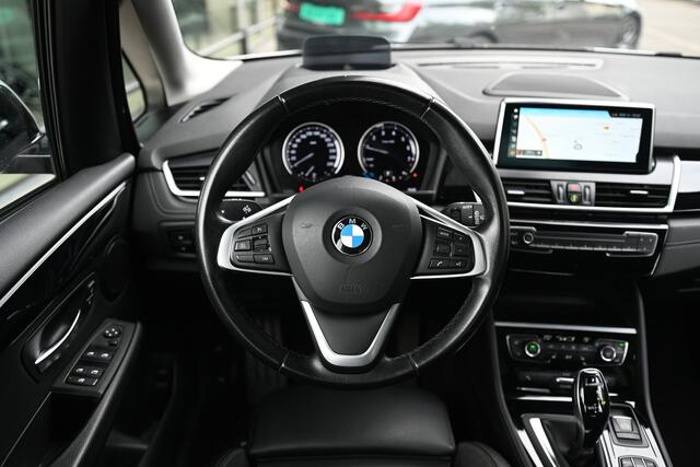 BMW 2-SERIE Active Tourer 218i Executive Automaat / Trekhaak / Head Up / Navigatie / Sportstoelen / LED / Stoelverwarming / Camera / 17" LMV