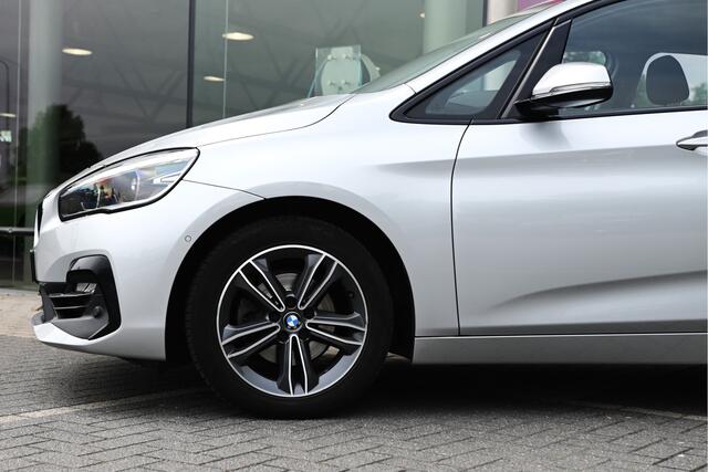 BMW 2-SERIE Active Tourer 218i Executive Automaat / Trekhaak / Head Up / Navigatie / Sportstoelen / LED / Stoelverwarming / Camera / 17" LMV