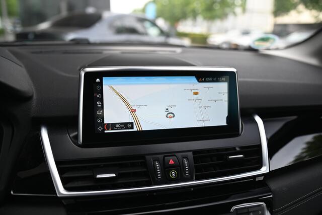 BMW 2-SERIE Active Tourer 218i Executive Automaat / Trekhaak / Head Up / Navigatie / Sportstoelen / LED / Stoelverwarming / Camera / 17" LMV