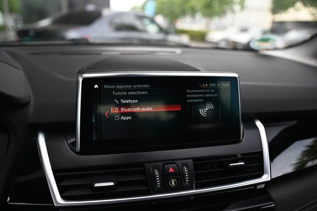 BMW 2-SERIE Active Tourer 218i Executive Automaat / Trekhaak / Head Up / Navigatie / Sportstoelen / LED / Stoelverwarming / Camera / 17" LMV