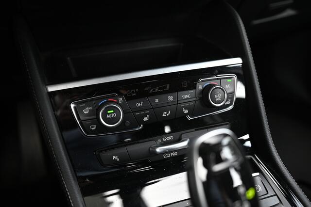 BMW 2-SERIE Active Tourer 218i Executive Automaat / Trekhaak / Head Up / Navigatie / Sportstoelen / LED / Stoelverwarming / Camera / 17" LMV