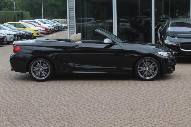 BMW 2-SERIE Cabrio M240i xDrive High Exe. M Sport / Camera / Leder / Harman Kardon / 18'' / Keyless / Navigatie / Stuurverwarming / DAB / Windscherm / Stoelverwarming / Cruise Control