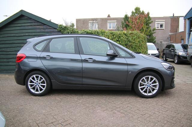 BMW 2-SERIE 225xe iP Executive | Led | Parkeer sensoren v/a | Navi |
