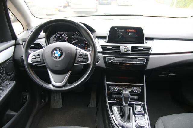 BMW 2-SERIE 225xe iP Executive | Led | Parkeer sensoren v/a | Navi |
