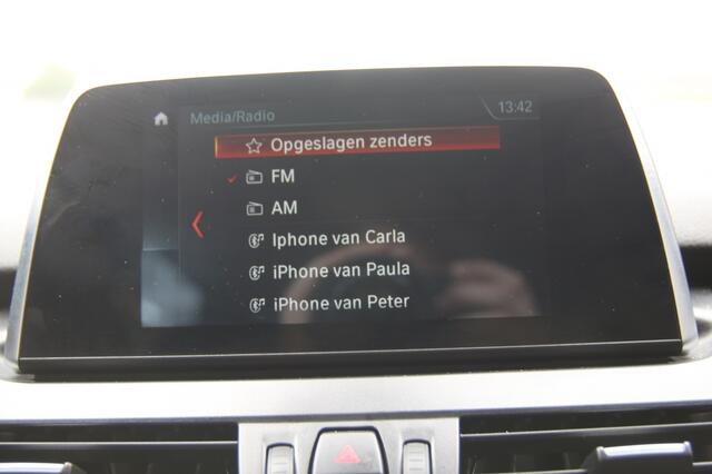 BMW 2-SERIE 225xe iP Executive | Led | Parkeer sensoren v/a | Navi |