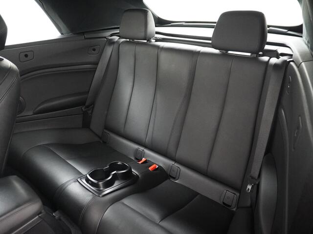 BMW 2-SERIE Cabrio 220d AUT-8 M Sport -Pack x4 Elektr.-Sportst.+Leer Elek.dak Xenon Navi-Pro shadow-line Teleservice Windscherm High Executive Keyless Pdc-a+v Connected Drive Ecc Innovatiepakket Ecc Usb Sportstoelen CruiseControl Isofix Mistlampen Regensensor Blueto