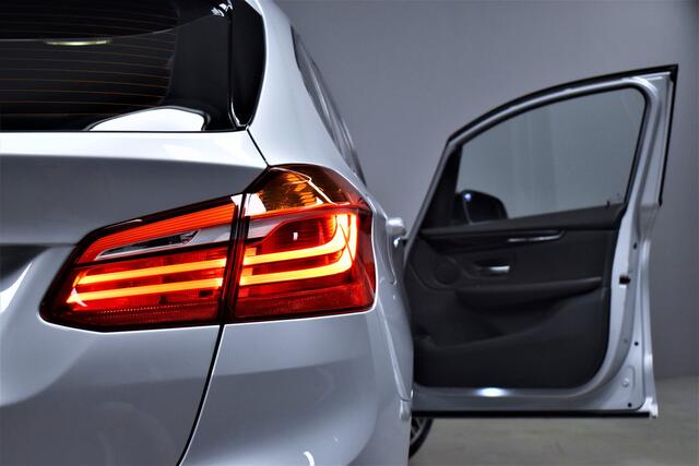 BMW 2-SERIE Active Tourer 218i 141pk Automaat Sport Line Org.NL Navi/Camera/Head-up/Sportstoelen/H.Leer/Trekhaak