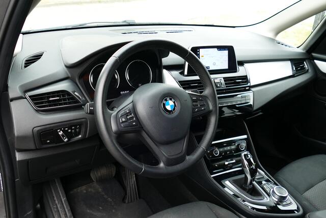 BMW 2-SERIE Active Tourer 218i. Navi, Clima, Cruise, StoelVerw, Led, 16"LMV, Haak 1300kg