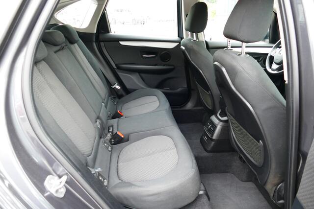 BMW 2-SERIE Active Tourer 218i. Navi, Clima, Cruise, StoelVerw, Led, 16"LMV, Haak 1300kg